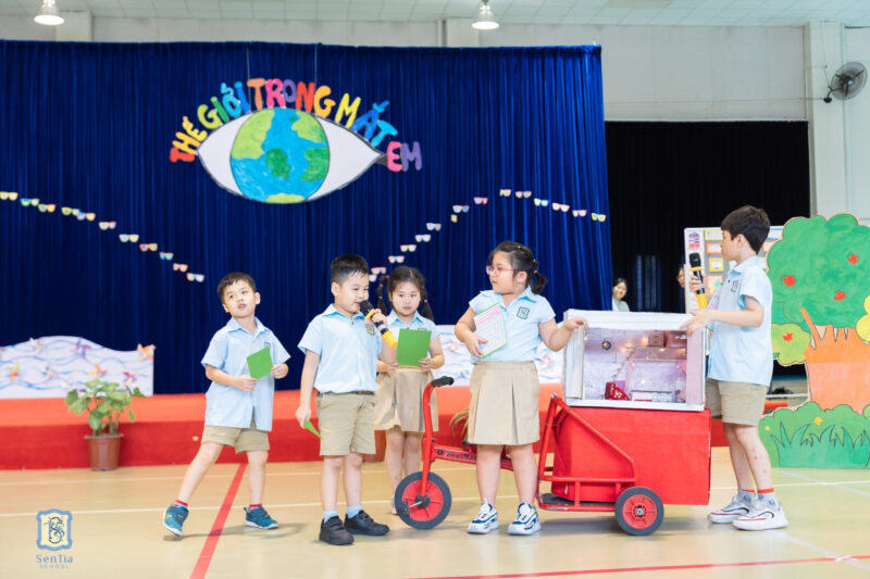 Phụ huynh tìm hiểu thông tin để lựa chọn trường tiểu học song ngữ phù hợp cho con