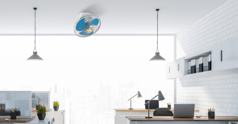 Quạt đảo trần lắp đặt trên trần nhà, xoay đều phân phối gió trong phòng