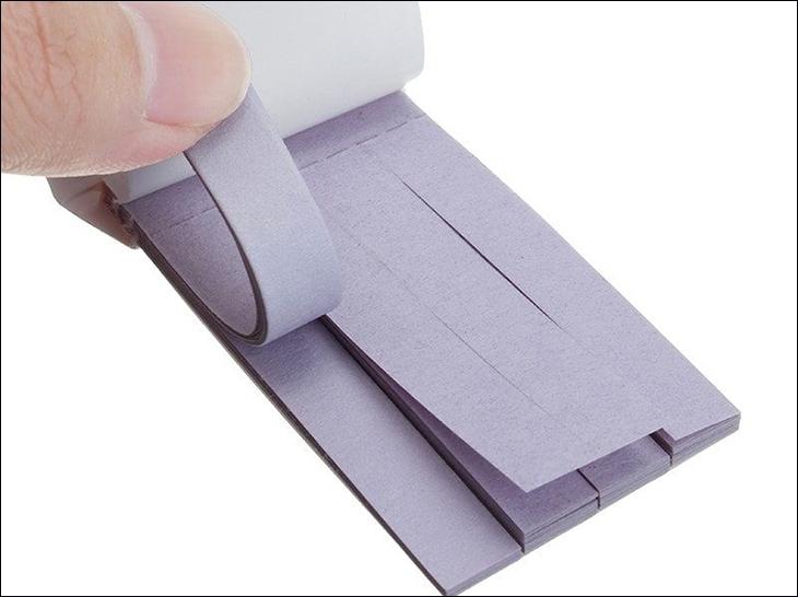 Hinh anh quỳ tím chuyển màu xanh khi tiếp xúc với dung dịch bazo, minh họa sự thay đổi màu sắc đặc trưng