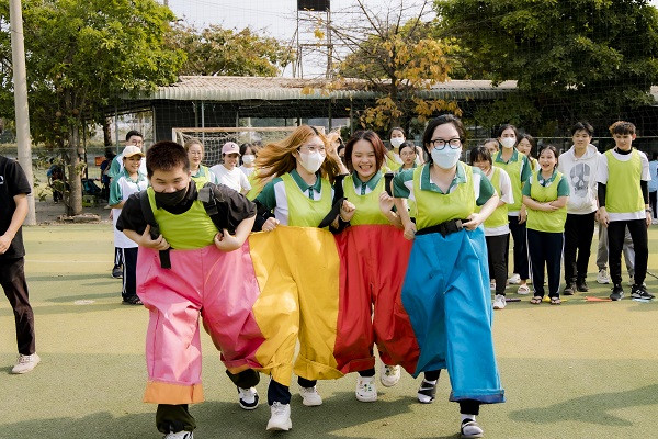 Sinh viên Cao đẳng Quốc tế Sài Gòn tham gia hoạt động team building ngoài trời