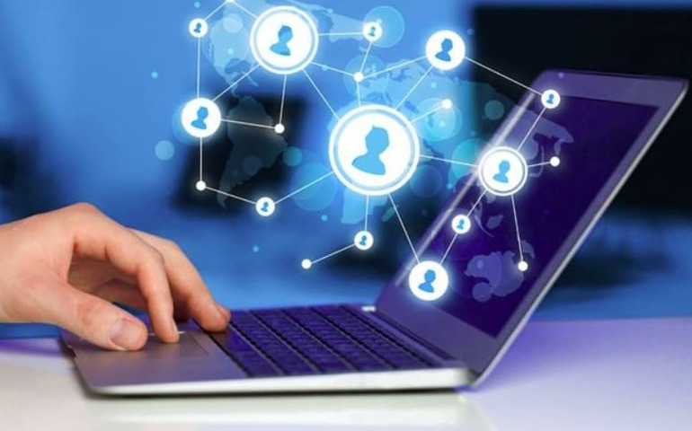 Sinh viên học ngành Khoa học máy tính trên máy tính