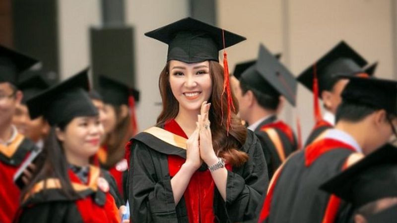 Sinh viên học viên cao học thảo luận trong giờ học Thạc sĩ