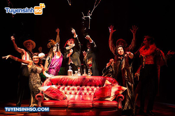 Sinh viên ngành diễn viên đang thực hành kỹ năng biểu diễn