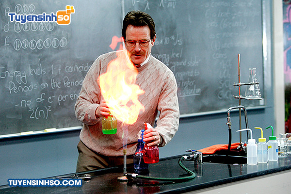 Sinh viên ngành Sư phạm Hóa học thực hành trong phòng thí nghiệm