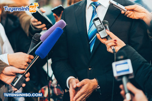 Truyền thông Đại Chúng: Ngành học & Triển vọng nghề nghiệp Sinh viên thảo luận về ngành Truyền thông đại chúng
