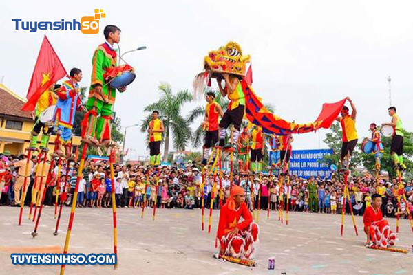 Sinh viên tìm hiểu về Ngành Quản lý Văn hóa tại trường đại học