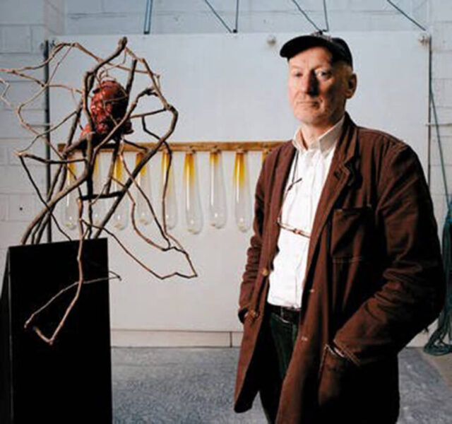 Tác phẩm điêu khắc từ vật liệu tái chế của Bill Woodrow, đại diện cho phong trào nghệ thuật Neo Pop