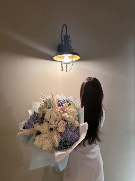 Thiếu nữ cầm bó hoa lớn che mặt tạo vẻ bí ẩn