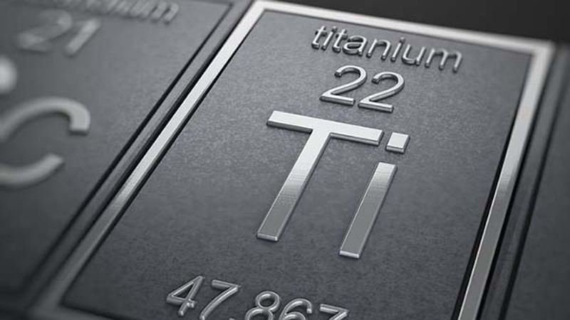 Thỏi kim loại Titan màu bạc sáng, thể hiện đặc tính bền và nhẹ