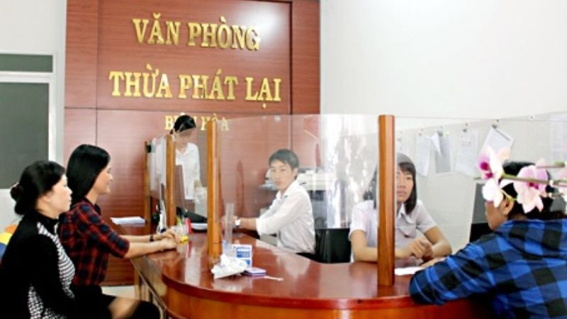 Thừa Phát Lại Là Gì? Vai Trò Quan Trọng Trong Hệ Thống Pháp Luật Việt Nam Thừa phát lại đang thực hiện nhiệm vụ tư pháp, biểu tượng cho chức danh quan trọng trong pháp luật Việt Nam