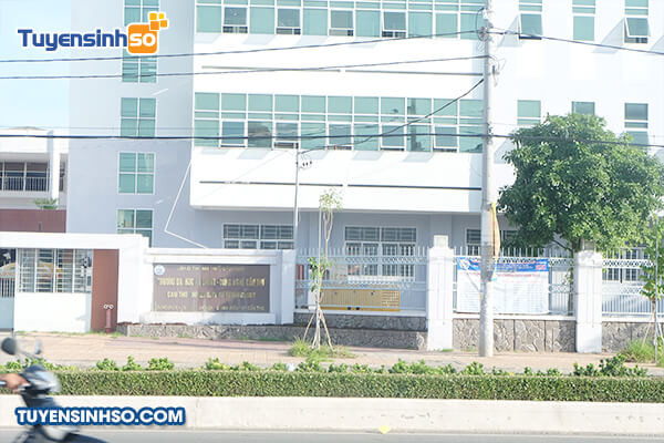 Tòa nhà hiện đại trong khuôn viên trường Đại học Kỹ thuật Công nghệ Cần Thơ