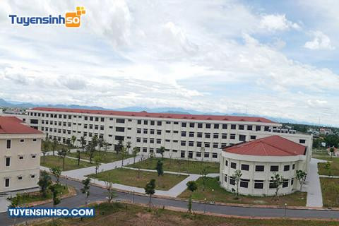 Toàn cảnh cổng và tòa nhà Phân hiệu Đại học Tài chính Kế toán Huế