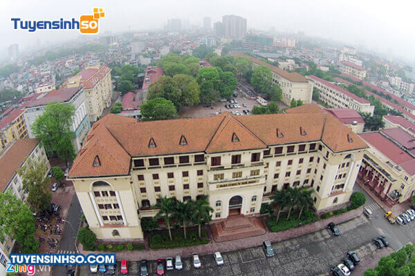 Khám Phá Đại Học Y Hà Nội Qua Ảnh Đẹp Toàn cảnh mặt tiền tòa nhà chính cổ kính của Đại học Y Hà Nội