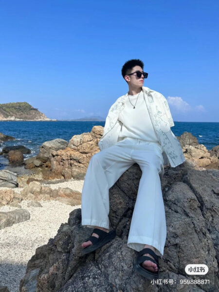 Trai đẹp đeo kính râm ngầu tạo dáng bên mỏm đá