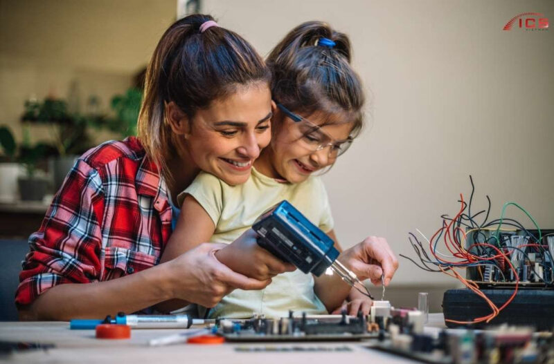 Trẻ em hào hứng tham gia dự án thực hành tại nhà trong mô hình homeschooling